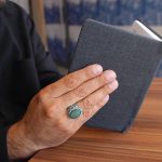 انگشتر عقیق سبز نقره مردانه طرح یوحنا + حرز امام جواد (ع) + آیت الکرسی - Image 4