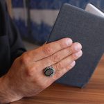 انگشتر عقیق مشکی نقره مردانه طرح یوحنا + حرز امام جواد (ع) + آیت الکرسی - Image 4