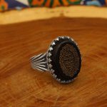 انگشتر عقیق مشکی نقره مردانه طرح رفعت + حرز امام جواد (ع) + آیت الکرسی - Image 3