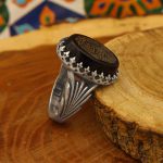 انگشتر عقیق مشکی نقره مردانه طرح رفعت + حرز امام جواد (ع) + آیت الکرسی - Image 2