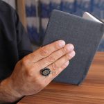 انگشتر عقیق مشکی نقره مردانه طرح رفعت + حرز امام جواد (ع) + آیت الکرسی - Image 4