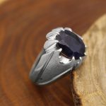 انگشتر یاقوت کبود الماس تراش نقره مردانه دست ساز طرح نوذر - Image 2