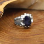 انگشتر یاقوت کبود الماس تراش نقره مردانه دست ساز طرح نوذر - Image 4