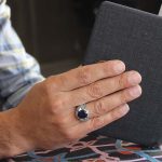 انگشتر یاقوت کبود الماس تراش نقره مردانه دست ساز طرح نوذر - Image 3