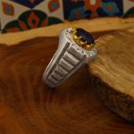 انگشتر یاقوت کبود الماس تراش نقره مردانه دست ساز طرح پرویز + 6 قطعه برلیان - Image 2