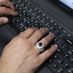 انگشتر یاقوت کبود الماس تراش نقره مردانه دست ساز طرح پرویز + 6 قطعه برلیان - Image 4