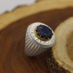 انگشتر یاقوت کبود الماس تراش نقره مردانه دست ساز طرح دور طلایی فرمانده - Image 3