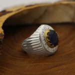 انگشتر یاقوت کبود الماس تراش نقره مردانه دست ساز طرح دور طلایی فرمانده - Image 2