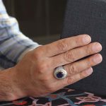 انگشتر یاقوت کبود الماس تراش نقره مردانه دست ساز طرح دور طلایی فرمانده - Image 4