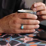 انگشتر فیروزه نیشابوری نقره مردانه دست ساز طرح قلم زنی درود - Image 3