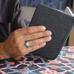 انگشتر فیروزه نیشابوری نقره مردانه دست ساز طرح قلم زنی درود - Image 4