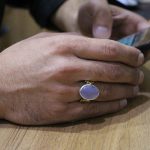 انگشتر عقیق کبود یمنی نقره مردانه طرح مخیم - Image 4