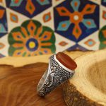 انگشتر عقیق سرخ یمنی نقره مردانه دست ساز طرح قلم زنی مینیاتوری غالب - Image 2