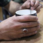 انگشتر عقیق سرخ یمنی نقره مردانه دست ساز طرح قلم زنی مینیاتوری غالب - Image 4