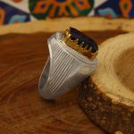 انگشتر یاقوت کبود الماس تراش نقره مردانه دست ساز طرح دور طلایی قوام - Image 2