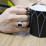 انگشتر یاقوت کبود الماس تراش نقره مردانه دست ساز طرح دور طلایی قوام - Image 4