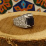 انگشتر یاقوت کبود الماس تراش نقره مردانه دست ساز طرح هاشم - Image 2