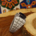 انگشتر یاقوت کبود الماس تراش نقره مردانه دست ساز طرح هاشم - Image 3