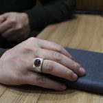 انگشتر یاقوت سرخ الماس تراش نقره مردانه دست ساز طرح حُسن - Image 4