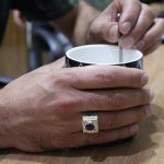 انگشتر یاقوت کبود الماس تراش نقره مردانه دست ساز طرح قلم زنی افراسیاب - Image 4