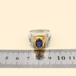 انگشتر یاقوت کبود الماس تراش نقره مردانه دست ساز طرح قلم زنی افراسیاب - Image 5