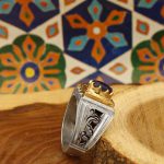 انگشتر یاقوت کبود الماس تراش نقره مردانه دست ساز طرح قلم زنی افراسیاب - Image 2