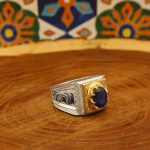 انگشتر یاقوت کبود الماس تراش نقره مردانه دست ساز طرح قلم زنی افراسیاب - Image 3