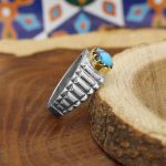 انگشتر فیروزه نیشابوری نقره مردانه دست ساز طرح دورطلایی رهیار - Image 2