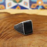 انگشتر عقیق مشکی نقره مردانه طرح قربان - Image 2