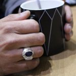 انگشتر یاقوت کبود الماس تراش نقره مردانه دست ساز طرح ساجد - Image 4