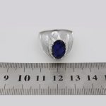 انگشتر یاقوت کبود الماس تراش نقره مردانه دست ساز طرح ساجد - Image 5