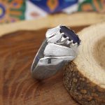 انگشتر یاقوت کبود الماس تراش نقره مردانه دست ساز طرح ساجد - Image 2