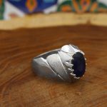 انگشتر یاقوت کبود الماس تراش نقره مردانه دست ساز طرح ساجد - Image 3