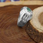 انگشتر زمرد الماس تراش نقره مردانه دست ساز طرح جهان - Image 2