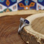 انگشتر یاقوت کبود الماس تراش نقره زنانه طرح عارفه - Image 3