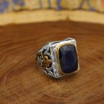 انگشتر یاقوت کبود الماس تراش نقره مردانه دست ساز طرح اردیبهشت - Image 2