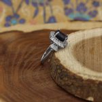 انگشتر یاقوت کبود الماس تراش نقره زنانه طرح منصوره - Image 2