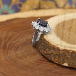 انگشتر یاقوت کبود الماس تراش نقره زنانه طرح فرشته - Image 3