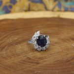 انگشتر یاقوت کبود الماس تراش نقره زنانه طرح فرشته - Image 2