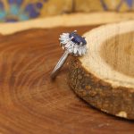 انگشتر یاقوت کبود الماس تراش نقره زنانه طرح سینره - Image 2