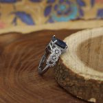 انگشتر یاقوت کبود الماس تراش نقره زنانه طرح کیانا - Image 2