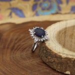 انگشتر یاقوت کبود الماس تراش نقره زنانه طرح مهری - Image 3