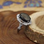 انگشتر عقیق مشکی نقره زنانه طرح سعیده + حرز امام جواد (ع) + آیت الکرسی - Image 3