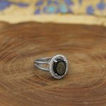 انگشتر عقیق مشکی نقره زنانه طرح محبوبه + حرز امام جواد (ع) + آیت الکرسی - Image 3