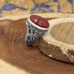 انگشتر عقیق سرخ یمنی نقره مردانه دست ساز طرح قلم زنی مینیاتوری طهماسب - Image 2
