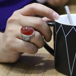 انگشتر عقیق سرخ یمنی نقره مردانه دست ساز طرح قلم زنی مینیاتوری طهماسب - Image 5