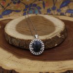 گردنبند یاقوت کبود الماس تراش نقره زنانه طرح ژاله - Image 2