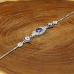 دستبند یاقوت کبود الماس تراش نقره زنانه طرح هانا - Image 3