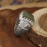 انگشتر یشم یمنی نقره دست ساز فاخر مردانه طرح اویس - Image 2