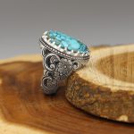 انگشتر فیروزه نیشابوری دست ساز نقره مردانه طرح قلم زنی فاخر شهاب - Image 2